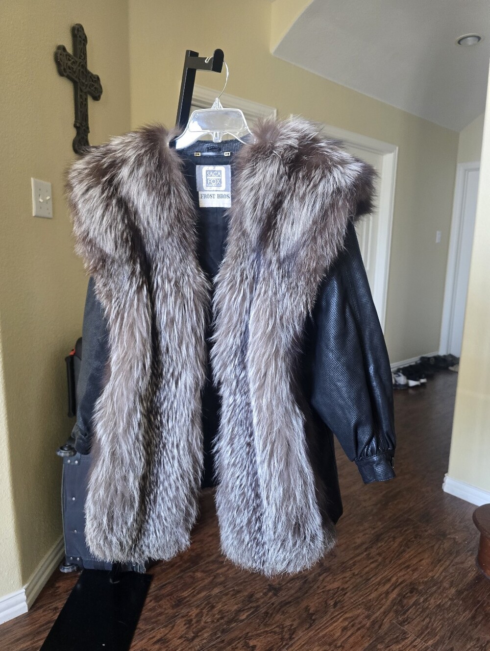 Saga Fox Fur/Leather Elegant Coat w/ Detachable Leather Sleeves & Lapel Size 38
